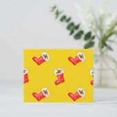 Rood kerstgerechten op geel feestdagenkaart (Staand voorkant)