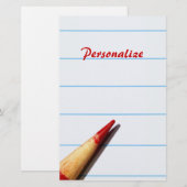 Rood leerpotlood op gelaagd papier met naam (Voorkant / Achterkant)