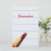 Rood leerpotlood op gelaagd papier met naam (Staand voorkant)