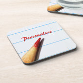 Rood leerpotlood op gelaagd papier met naam drankjes onderzetter (Linkerzijde)