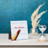 Rood leerpotlood op gelaagd papier met naam fotoplaat (Insitu)