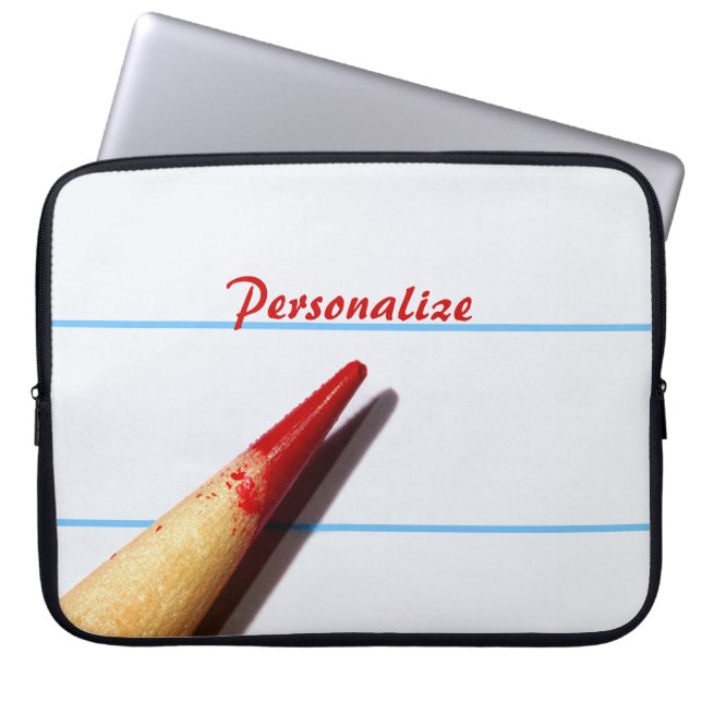 Rood leerpotlood op gelaagd papier met naam laptop sleeve (Voorkant)