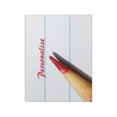 Rood leerpotlood op gelaagd papier met naam notitieblok (Linkerzijde)