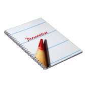 Rood leerpotlood op gelaagd papier met naam notitieboek (Rechterzijde)