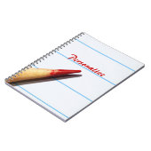 Rood leerpotlood op gelaagd papier met naam notitieboek (Linkerzijde)