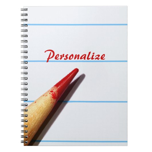 Rood leerpotlood op gelaagd papier met naam notitieboek (Voorkant)