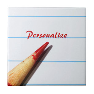 Rood leerpotlood op gelaagd papier met naam tegeltje