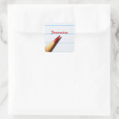 Rood leerpotlood op gelaagd papier met naam vierkante sticker (Tas)