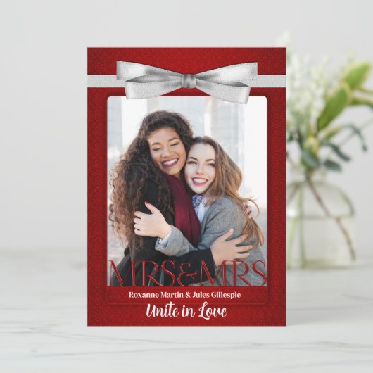 Rood lesbische homoseksuele twee bruidjes huwelijk kaart (Staand voorkant)