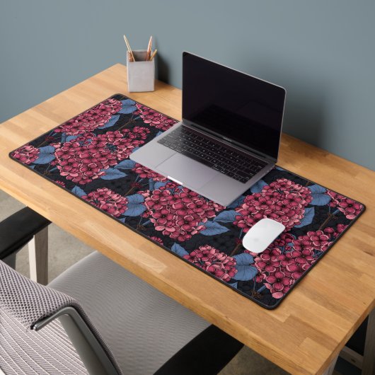 Rood lila op donkerblauw bureaumat (Kantoor 2)