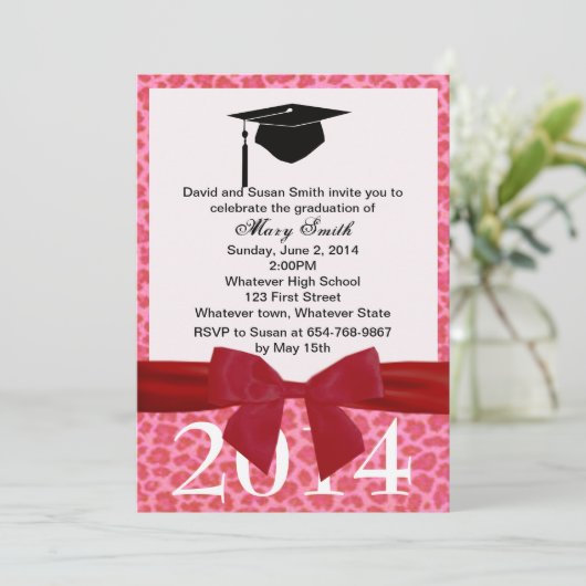 Rood lint en roze luipaard Afstuderen uitnodiging (Staand voorkant)