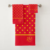 Rood met gele pokadots monogram bad handdoek (Insitu)
