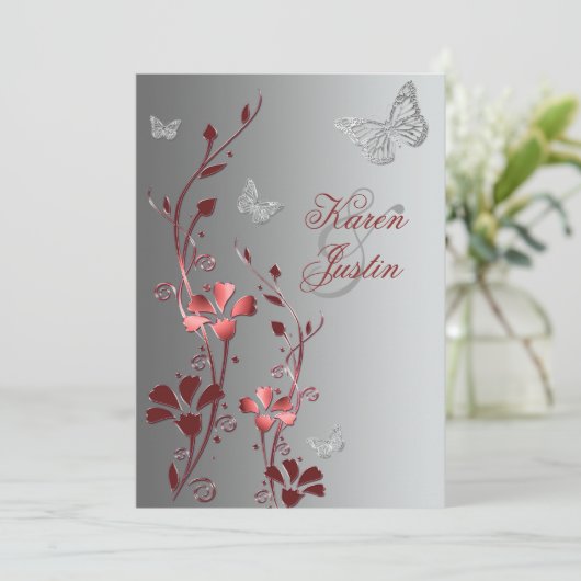 Rood met zilveren vlinders bruiloft uitnodiging (Staand voorkant)