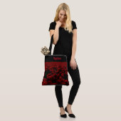 rood met zwarte en diepgewortelde schotels, bloeme tote bag (Op model)