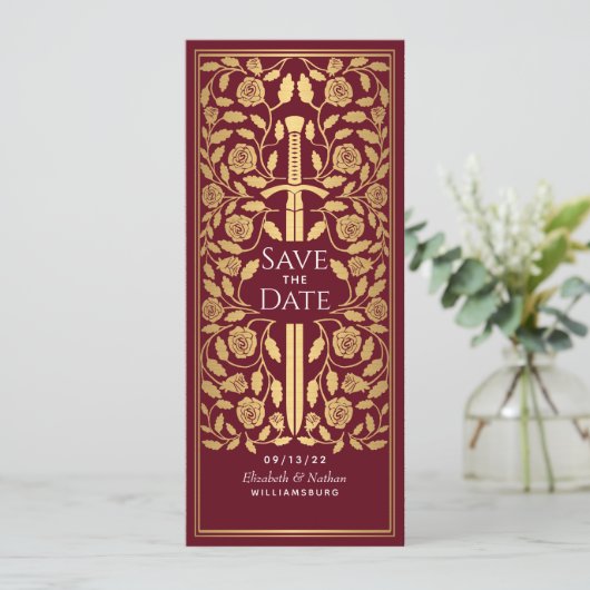 Rood middeleeuws zwaard Save the Date Uitnodiging (Staand voorkant)