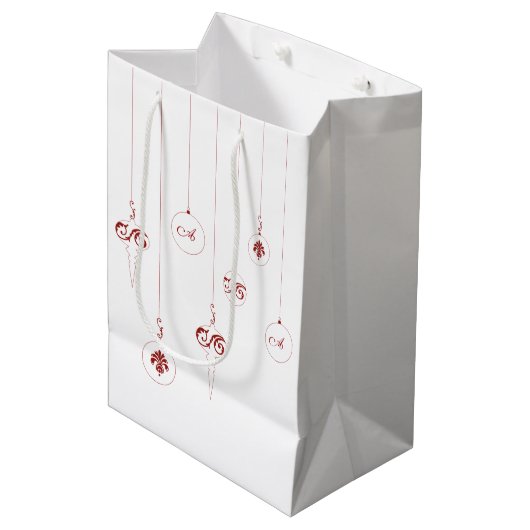 Rood Monogram Bauble Kerst Ornamenten Gift Bag Medium Cadeauzakje (Voorkant Gekanteld)