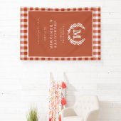 Rood-Oranje Gingham Monogram Crest Wedding Welkom Spandoek (Insitu)