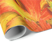 Rood Oranje goud en groene Herfst pinwielbladeren Cadeaupapier (Rol Hoek)