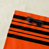 Rood Oranje met zwarte strepen Verticaal monogram Strandlaken (In situ)