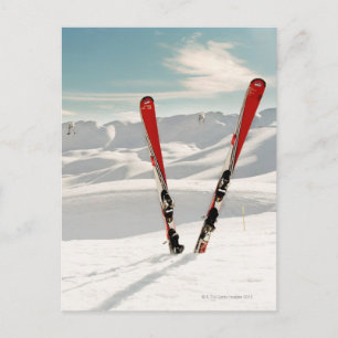 Rood paar die van ski zich in sneeuw bevinden briefkaart