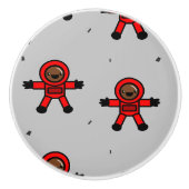 Rood pak astronauten op grijs keramische knop (Voorkant)