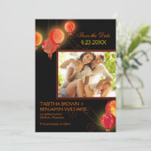 Rood papier lantaarns Boorfoto Opslaan Datum Kaart (Staand voorkant)