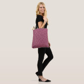 Rood papier textuur, donkere achtergrond abstract, tote bag (Op model)