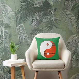 Rood Plaid en Wit Yin Yang op Groen Kussen
