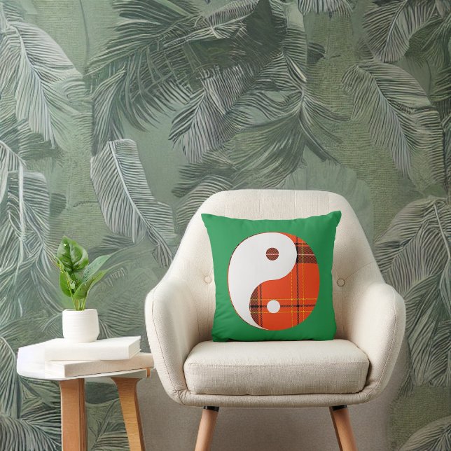 Rood Plaid en Wit Yin Yang op Groen Kussen (Creator heeft geüpload)