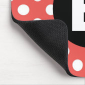 Rood Polka Dot Patroon Zwart Monogram Muismat (Hoek)