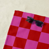 Rood + Roze Check Checkerboard Patroon Strandlaken (In situ)