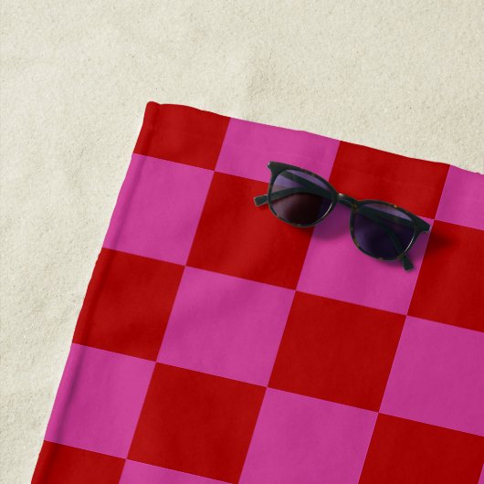 Rood + Roze Check Checkerboard Patroon Strandlaken (In situ)