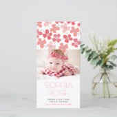 Rood roze Daisies Baby Girl Birth Aankondiging (Staand voorkant)