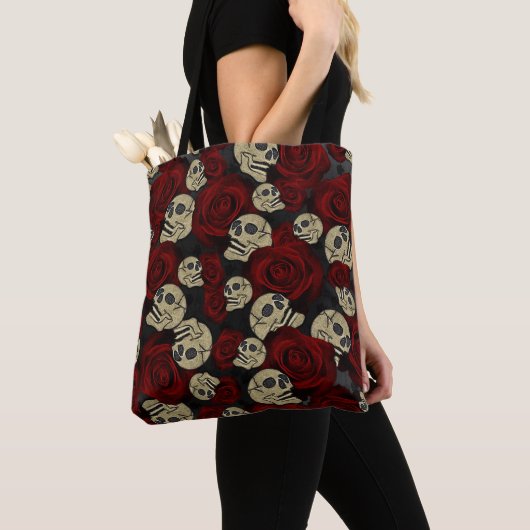 Rood rozen en korrels grijs, Floral gothic Tote Bag (Dichtbij)