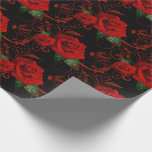 Rood rozenpapier cadeaupapier<br><div class="desc">Inpakpapier getoond met een zwarte achtergrondkleur en een rode rozen bloemenprint. Pas dit object aan of koop zoals het is.</div>