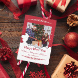 Rood script één kerstfoto, kerstkaart kaart<br><div class="desc">Dit elegante, minimalistische rode en witte kerstvakantie-briefkaart met een handgeschreven script biedt een plek voor een van uw favoriete persoonlijke foto's en uw persoonlijke boodschap. Pas de achterzijde van de kaart aan met uw speciale tekst. Het kan naar familie en vrienden worden verzonden en is professioneel en eenvoudig genoeg om...</div>