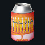 Rood Sinaasappel Chanoeka Menorah Peace Love Licht Blikjeskoeler<br><div class="desc">"Vrede, liefde en licht." Een citaat van het kalligrafische manuscript, dat een close-up fotoillustratie van een heldere, kleurrijke, rode oranje en gele gouden menorah bedekt, helpt u in stijl in de vakantie van Hanukkah gebruiken. Voel de warmte en de vreugde van het vakantieseizoen als je je beweegt met je favoriete...</div>