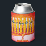 Rood Sinaasappel Chanoeka Menorah Peace Love Licht Blikjeskoeler<br><div class="desc">"Vrede, liefde en licht." Een citaat van het kalligrafische manuscript, dat een close-up fotoillustratie van een heldere, kleurrijke, rode oranje en gele gouden menorah bedekt, helpt u in stijl in de vakantie van Hanukkah gebruiken. Voel de warmte en de vreugde van het vakantieseizoen als je je beweegt met je favoriete...</div>