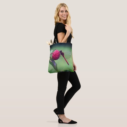 Rood snoepje op Dogwood Fruit Tote Bag (Op model)
