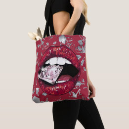 Rood verscheurd glas en ruitvormige canvas tas