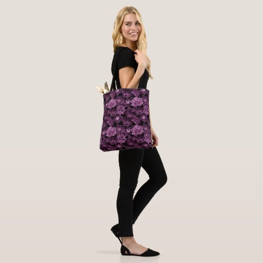 Rood-violette lotus patterned tote bag (Op model)