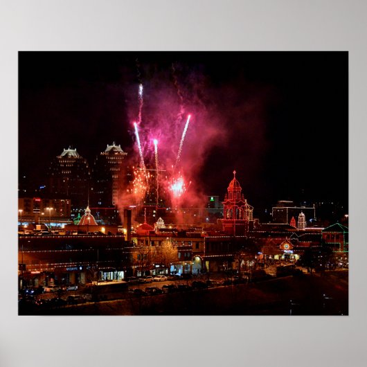 Rood vuurwerk over de Kansas City Plaza lights Poster (Voorkant)