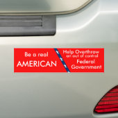 Rood, wees een echte, AMERIKAANSE, help omgooien e Bumpersticker (Op auto)