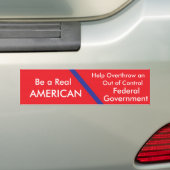 Rood, wees een echte, AMERIKAANSE, help omgooien e Bumpersticker (Op auto)