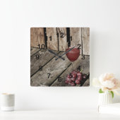 Rood wijnglas en druiven op houtextuur vierkante klok (Huis)