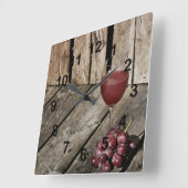 Rood wijnglas en druiven op houtextuur vierkante klok (Hoek)