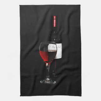Rood wijnglas en fles theedoek
