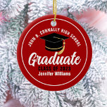 Rood Wit Afstuderen Modern 2025 Custom Afstuderen Keramisch Ornament<br><div class="desc">Dit moderne rood-witte aangepaste senior afstuderen kerstornament heeft uw middelbare school- of universiteitsnaam voor de klas van 2025. Pas je aan met je afstudeerjaar onder het chique handgeschreven script en zwart afstudeerder pet voor een geweldig gepersonaliseerd afstuderen cadeau.</div>