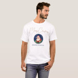 Rood Wit Blauw Santa Matching Merry Christmas Mann T-shirt<br><div class="desc">vrolijke kerstgroet in stijlvol trendy script en kerstman in een cirkelvormig lijst op een blauwe achtergrond. Personaliseer de naam van vader.</div>