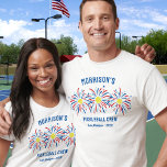 Rood Wit Blauw Vuurwerk Juli 4de Pickleball Partij T-shirt<br><div class="desc">Super leuk en feestelijk T-shirt met pickleball vuurwerk, en 3 regels aangepaste tekst. Perfect als bijpassende vrienden en familie shirten voor uw 4 juli feest, pickleball club toernooi team shirten, pickleball-liefhebbende familie reünie shirten of gewoon alledaagse plezier. Ook geweldig voor een Memorial Day of Veteran's Day pickleball toernooi - de...</div>